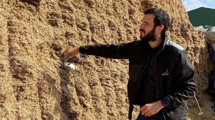 Bioélectronique des fourrages : au niveau du silo, le pH objectif est inférieur à 4 et la température du front d'attaque ne doit pas dépasser 20 °C.